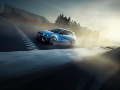 IONIQ 5 N completamente elettrica su una pista con alcuni alberi. 