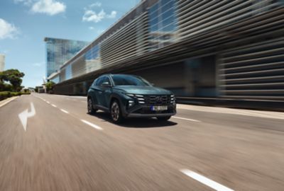 Hyundai TUCSON Plug-in Hybrid jedoucí městem.