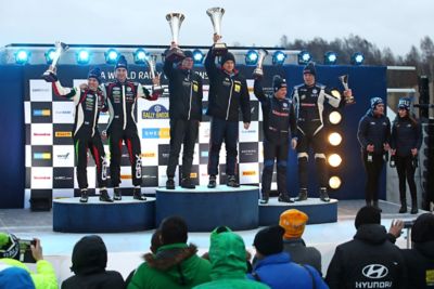 L’écurie Hyundai Motorsport customer racing sur le podium après sa victoire au Rallye de Suède.