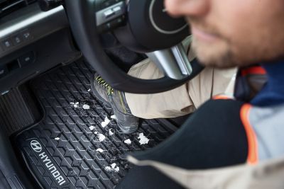 De all-weather mattenset met bevestigingspunten in de vloer van de bestuurdersruimte in de Hyundai SANTA FE.