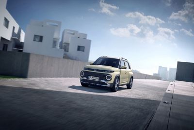 La nouvelle petite voiture électrique Hyundai INSTER dans une rue.