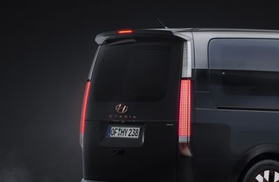 Foto van de elegante LED-achterlichten van de Hyundai STARIA Hybrid Premium.