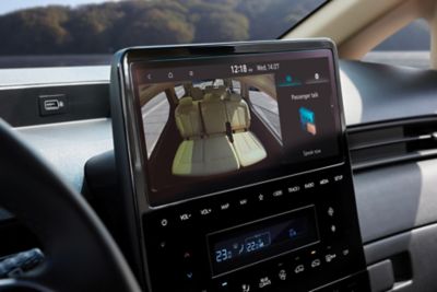 De multifunctionele Hyundai STARIA Hybrid in gebruik voor een vergadering.  