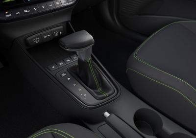 Die Mittelkonsole des Hyundai i20 mit automatischer Gangschaltung