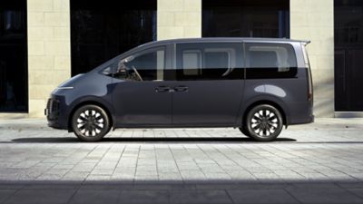  De multifunctionele Hyundai STARIA Hybrid van opzij gezien.