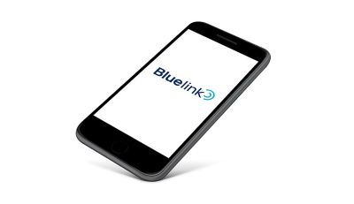Smartphone connecté au nouveau Hyundai INSTER via l'application Bluelink.