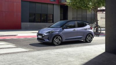 Der Hyundai i10 N Line parkt auf einer Straße in der Stadt.